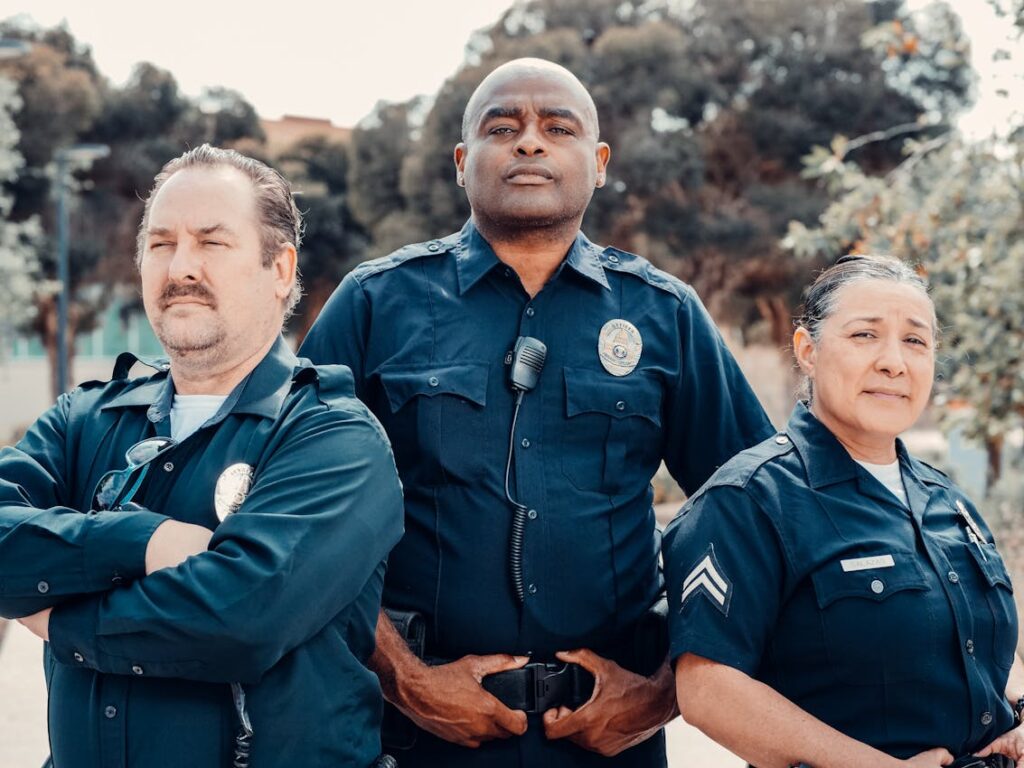 significa sonhar que está se escondendo da polícia